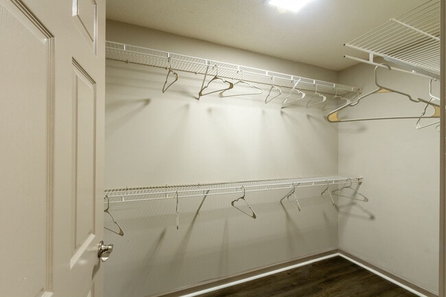 Apartamento reformado de 2 dormitorios con vestidor principal.
