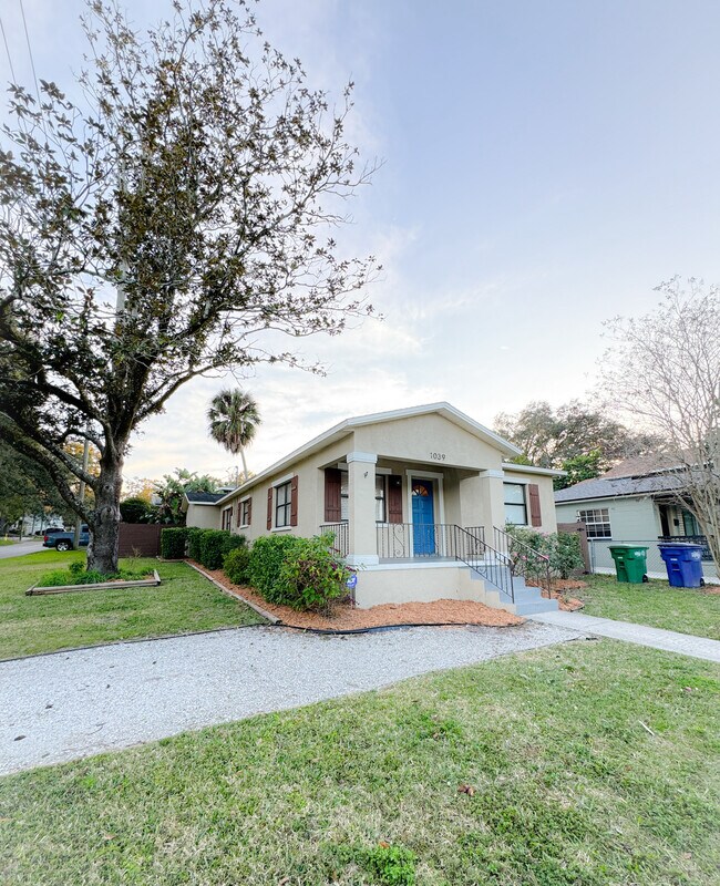 Front and Parking - 1039 E Robson St