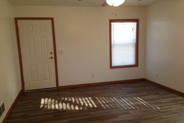 Entry / Living Rm - 305 S Elm St
