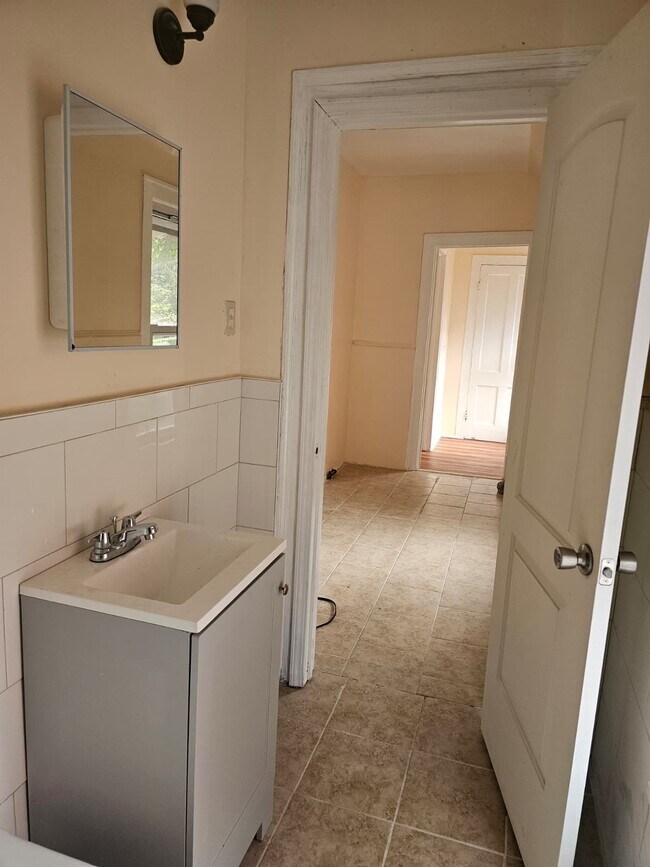 Photo - 291 E North St Unit 3 beds 1 bath upstairs