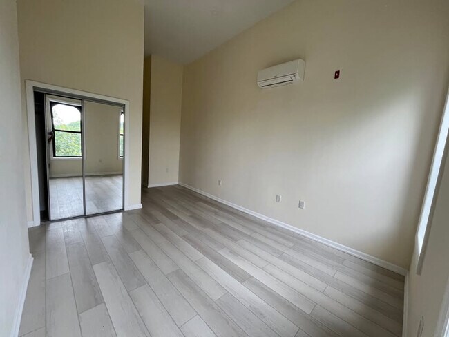 Building Photo - 698 Hancock St Rental