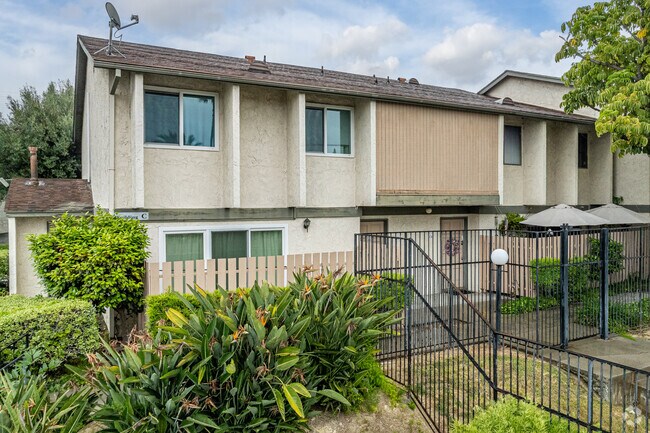 Photo - Villa De Loma Apartments