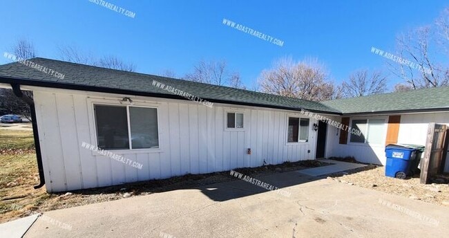 Building Photo - Beautiful and Modern in Lawrence-Available in AUGUST!!