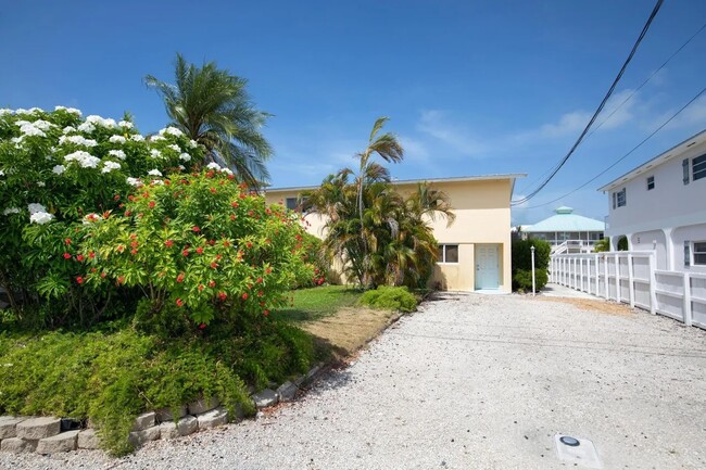 Building Photo - 594 W Shore Dr