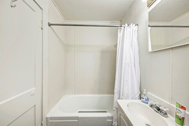 Photo - 915 W 21st St