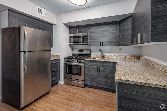 1BR, 1BA - 807SF - Kitchen