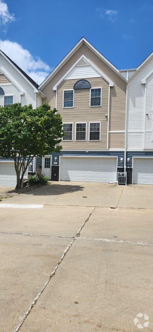 Building Photo - 2 bed 2 Bath Town House