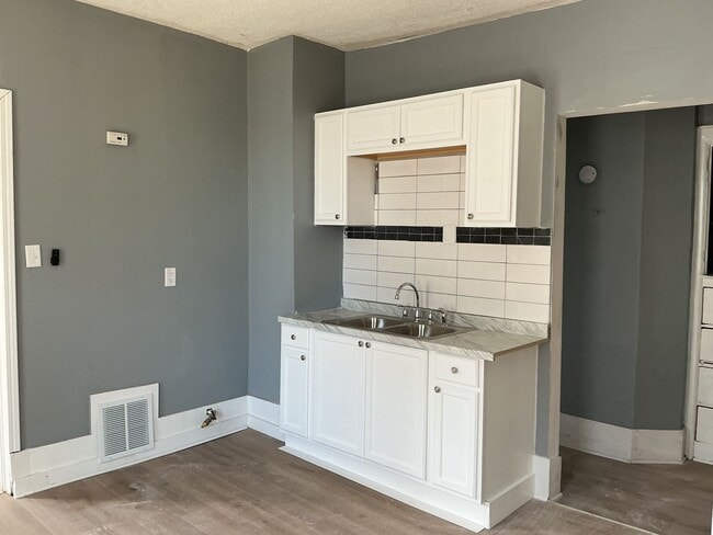 Building Photo - 218-220 E Hadley St Unit 218 Rental
