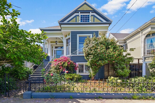 Building Photo - 3BD/1BA First-Floor Unit in West Oakland Duplex – All Utilities Included | $2,999/mo