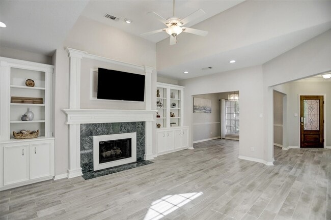 Photo - 112 Harbour Town Dr