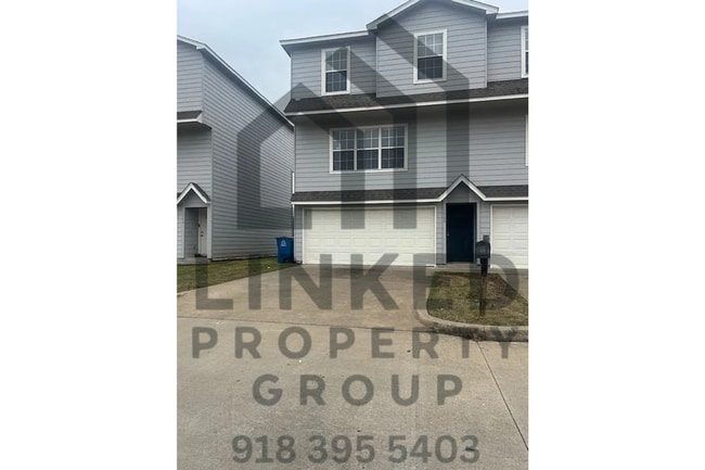 Building Photo - Townhome off Riverside in Tulsa!