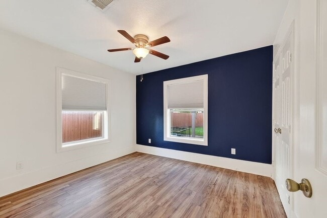 Photo - 4520 Sharon St