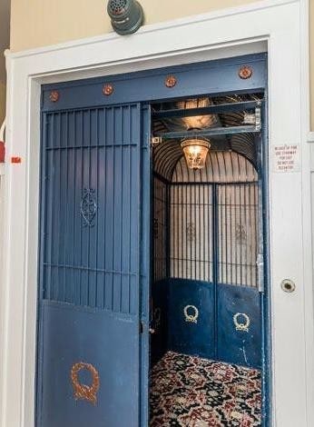 Ascensor antiguo en funcionamiento - 1155 Leavenworth St Unidad 1