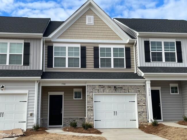 Building Photo - Immaculate Three Bedroom Townhouse in Terrell