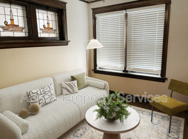 Building Photo - 3954 Lexington Ave Unit 2F Rental