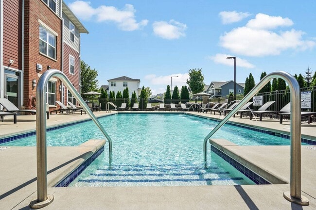 Elan Apartments Sparkling Outdoor Pool