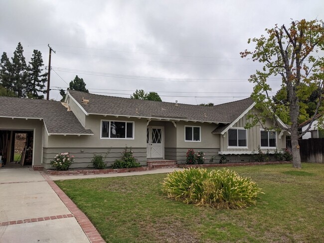 Building Photo - 3 bed, 2 bath single story home - JUST REM...