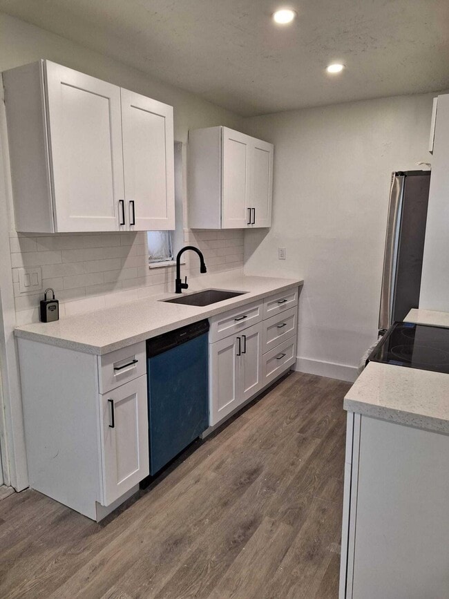 Photo - 1000 W 1st St