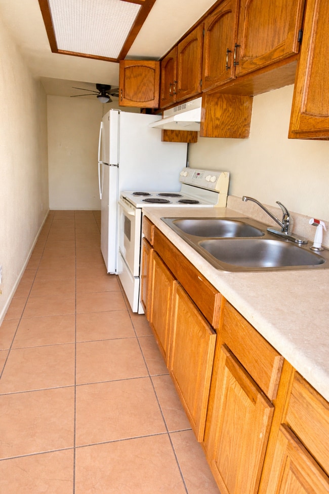 Photo - Triplex - Ave A Unidad 1081 S Avenue A, #2