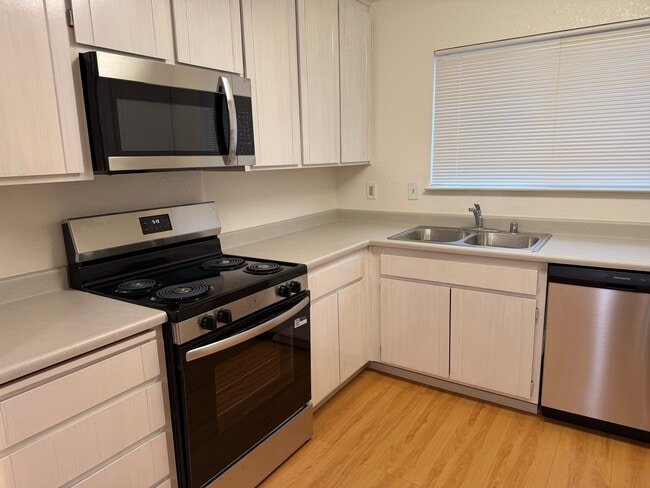 Building Photo - Parkwood Court Apartments