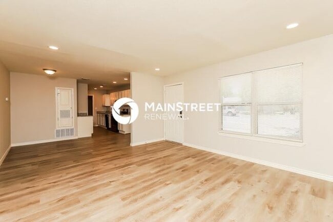 Photo - 4 Bedroom Pet-Friendly Home in San Antonio, TX with Main Street Renewal