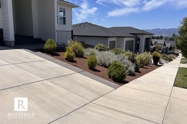 Photo - East Medford Cedar Links Living