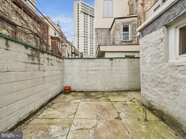 Photo - 1825 Carlton St