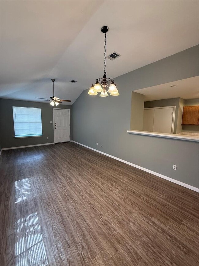 Photo - 2221 Creekside Ln