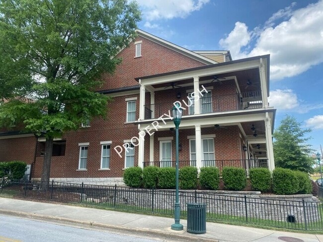 Photo - 105 E 3rd St