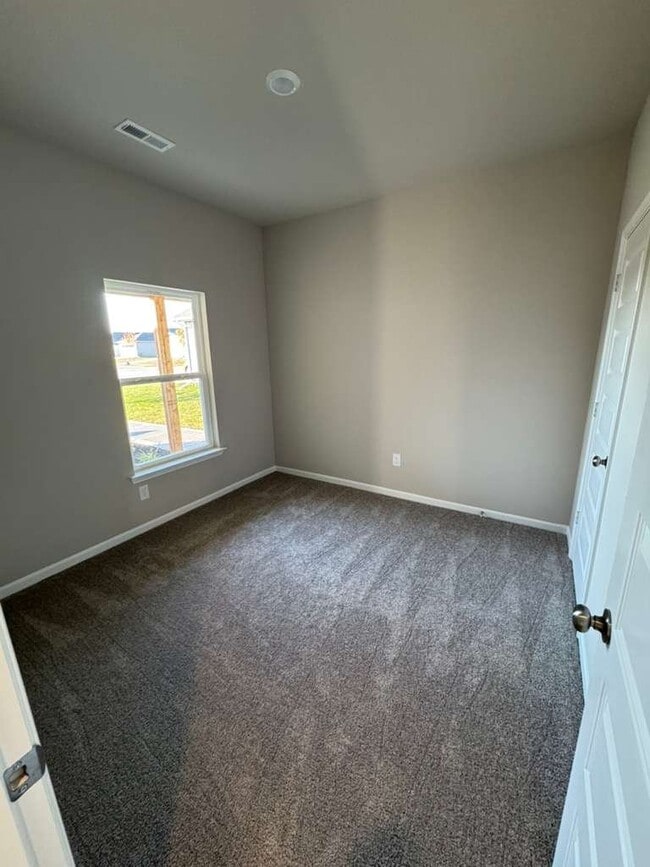 Photo - 613 W Bluebird St