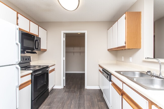 2BR, 2BA - 1069SF - Hampton Place Apartments