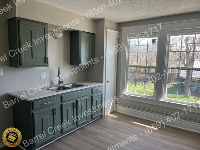 Building Photo - 224 E Poplar St Unit 2