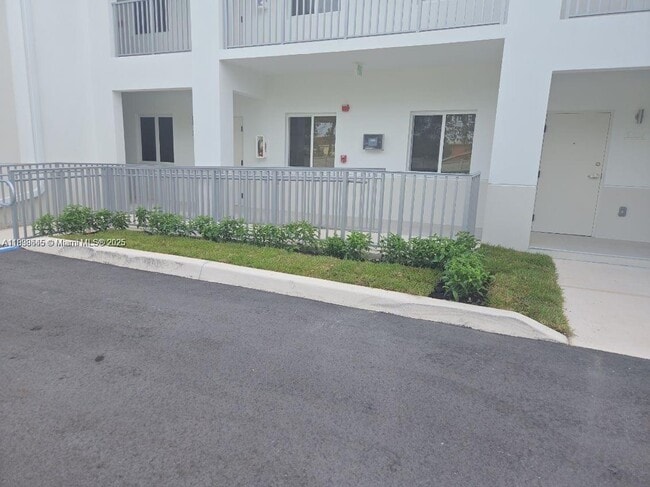 Photo - 310 E 7th St Unidad 202-204