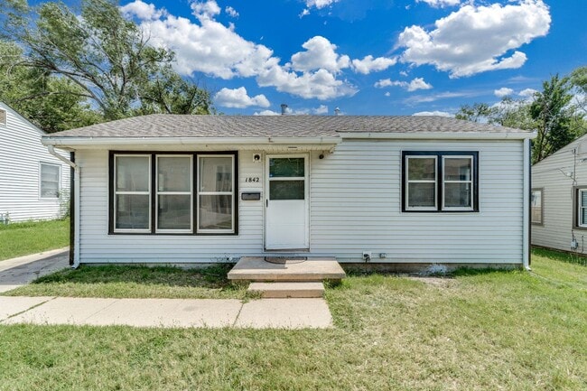 Building Photo - Renovated 3BR 1 BA Home w/ Hardwood Floors & Big Fenced Backyard