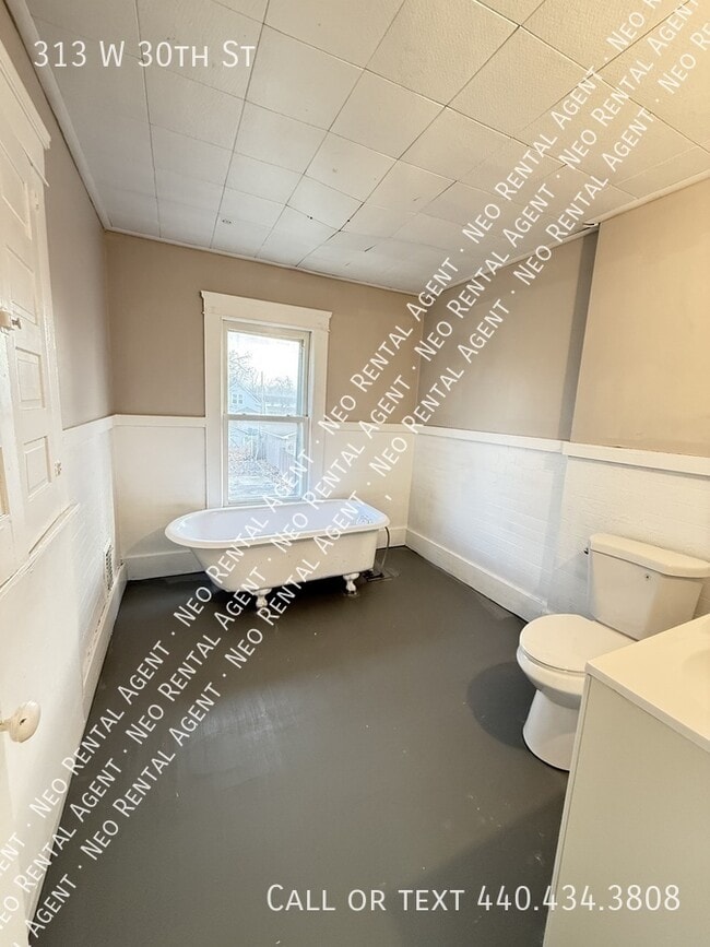 Photo - 313 W 30th St