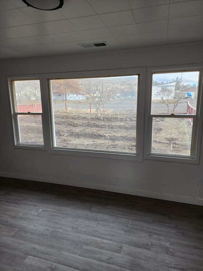 Living Room 3 - 4988 Weyerhaeuser Rd Unit 2