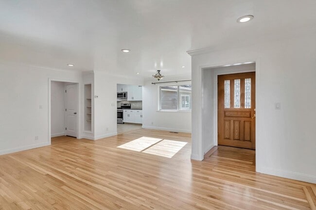 Photo - 123 Dunsmuir Way