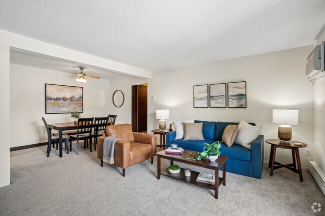 2BR, 1BA - 830SF - Living Area - Oak Brook Gardens