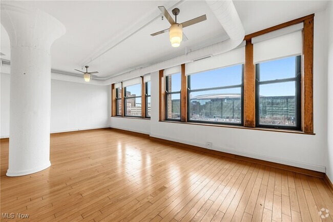 Building Photo - 2077 E 4th St Unit 4E Rental