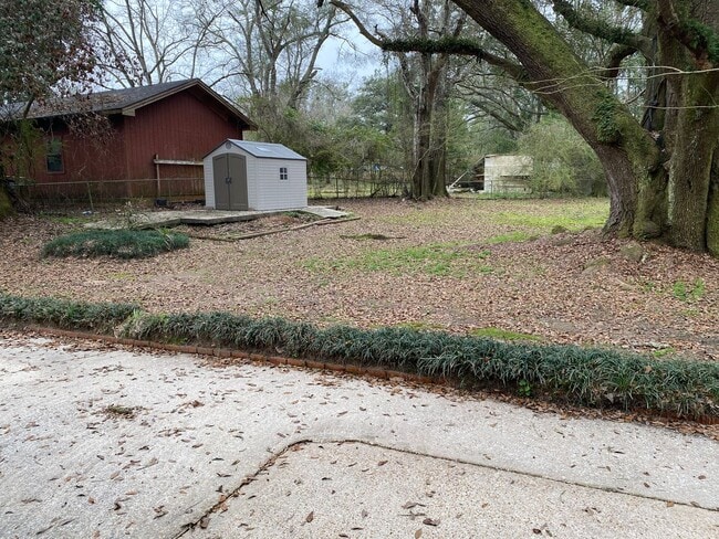 Photo - Charming 3 Bedroom Home with Large Yard in Theodore!
