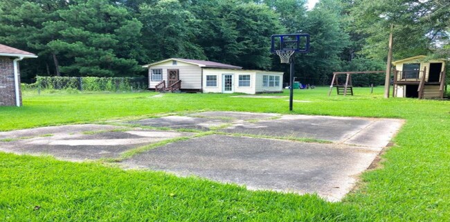 204 Livingston Rd NE