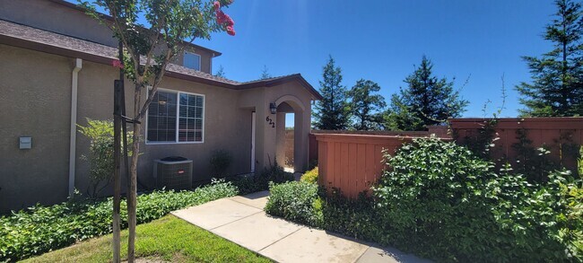 Building Photo - End Unit Condo In Highland Park Subdivision