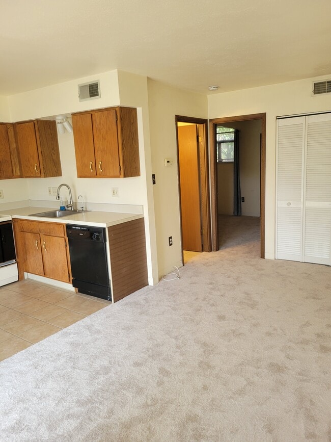 Photo - 3243 Niagara Square