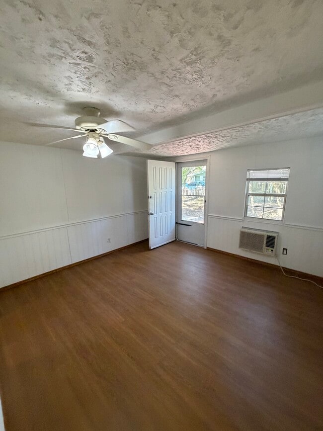 Photo - 209 Strawberry Ln