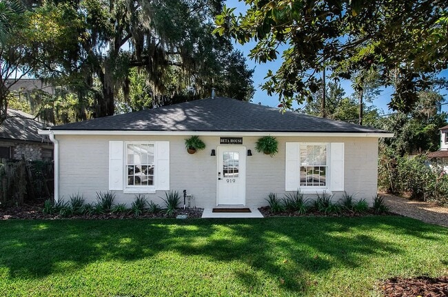 Photo - 919 SW 6th Ave