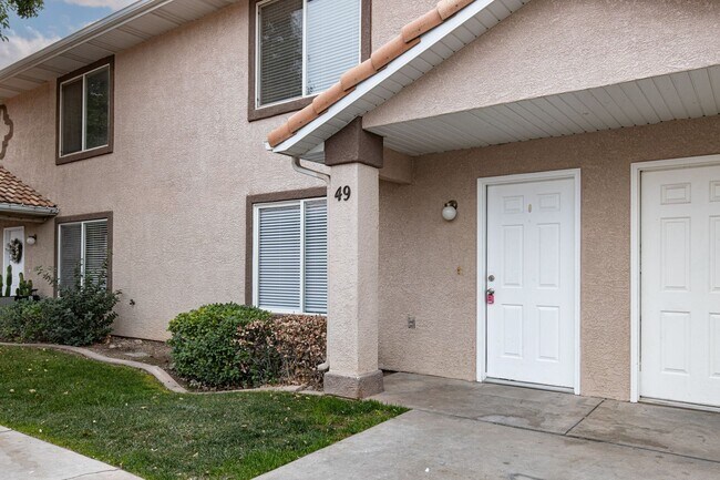 Photo - 3 bed / 2.5 bath / 1 car garage townhome with community pool