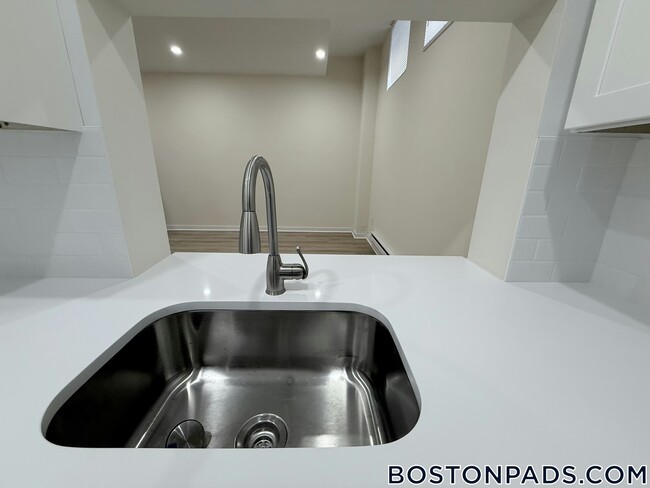Building Photo - 452 Park Dr