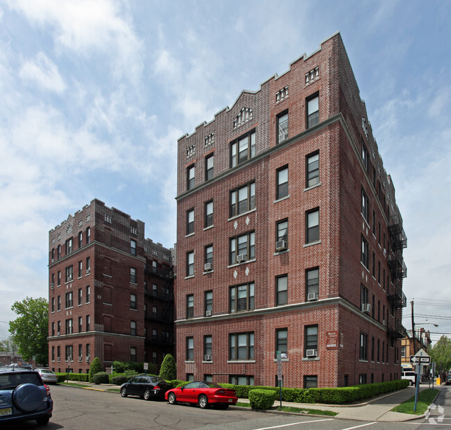 Building Photo - Royal Court Unit 5 Pangborn Place, Apt. #1F