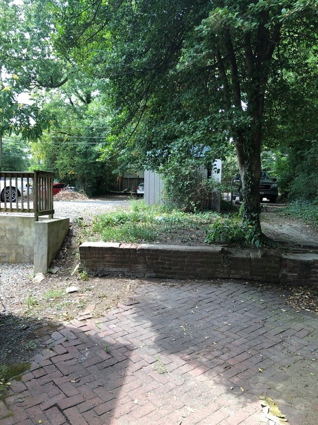 Photo - Spacious 4 bdrm/2 bath Home Located in Richmond's Fan District w/Balcony!!  Walking Distance to V...