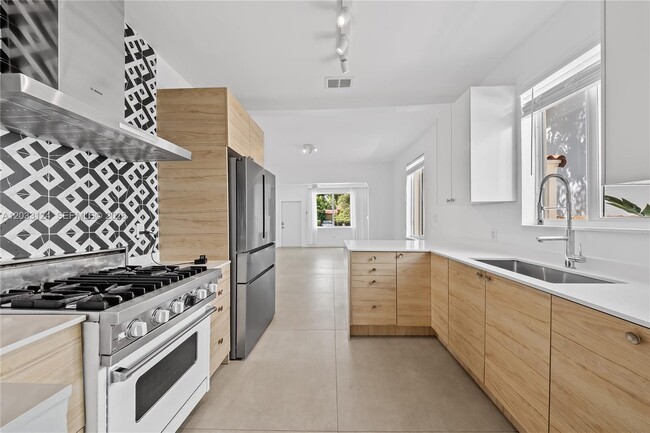 565 NW 44th St